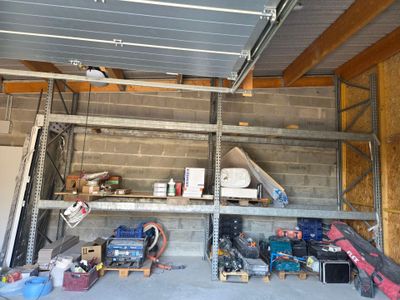 un garage avec de nombreux outils sur les étagères