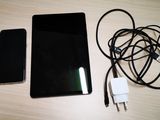 un téléphone portable et un chargeur posés sur une table
