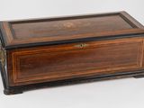 une vieille boîte en bois avec un couvercle et une poignée, sur fond blanc