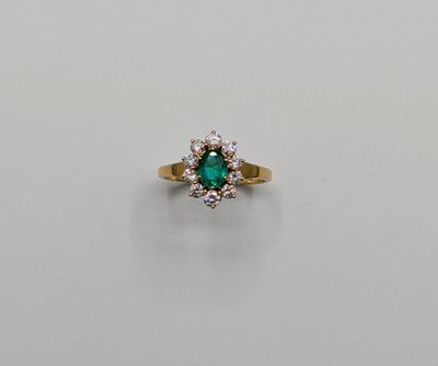 une bague à grappes d'émeraudes et de diamants