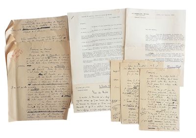 une pile de vieux papiers couverts d'écriture manuscrite, posés les uns à côté des autres
