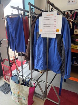 Ensemble de 6 portants métalliques sur pied dépareillés dont…