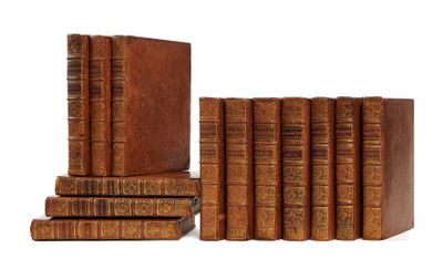les livres sont empilés sur une surface blanche