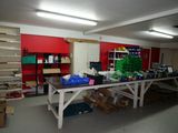 une pièce remplie de boîtes et d'étagères