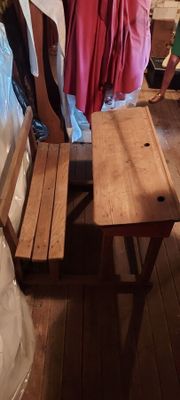 une petite table et une chaise dans une pièce