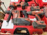un grand nombre d'outils posés sur une table