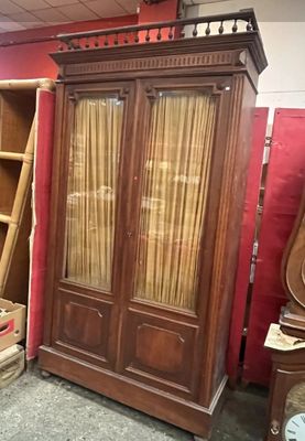 une photo d'une grande armoire en bois dans une pièce