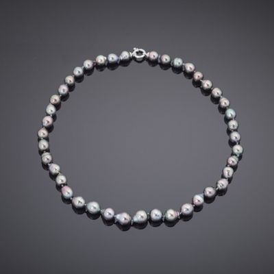 un collier de perles noires avec un fermoir en argent