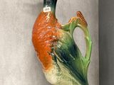un oiseau perché sur une étagère en verre