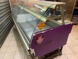 une vitrine violette au milieu d'un sol carrelé