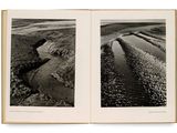 un livre ouvert avec deux images représentant une rivière et quelques rochers
