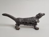 une petite statue représentant un lézard, posée sur une table