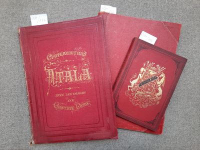 deux livres rouges posés sur une table l'un à côté de l'autre