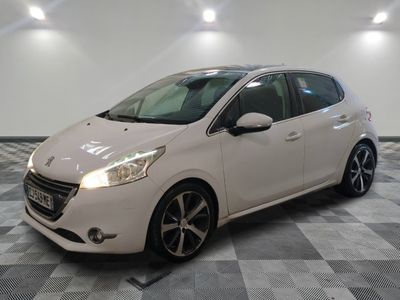 la voiture blanche est garée dans le garage sur un sol en damier