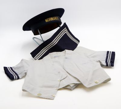 un uniforme et une casquette sur fond blanc