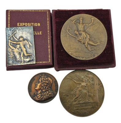an image of a gold medal and a silver medal in a red box
