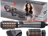 le sèche-cheveux est posé sur une boîte de brosses à cheveux