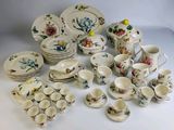 de nombreux types de plats et de tasses sur la table