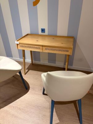 deux chaises et une table dans une pièce aux murs rayés de bleu et de blanc