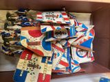 une boîte en carton remplie d'une multitude d'objets patriotiques