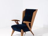une image représentant une chaise avec une structure en bois et un revêtement en velours bleu