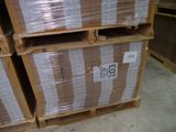 une pile de cartons posée sur une palette dans un entrepôt