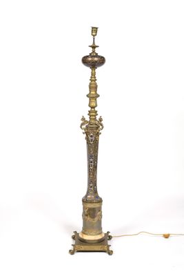 LAMPE DE PARQUET En bronze patiné à décor richement orné d'é… - Photo 1