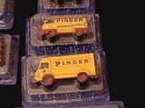 de nombreux modèles différents de petites voitures dans des boîtes en plastique
