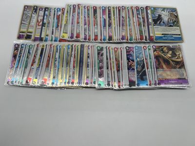 un tas de cartes pokemon posées sur une table