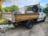 un camion garé sur le côté de la route