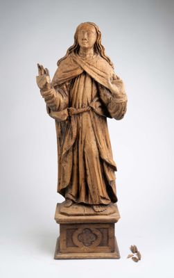 une vieille statue représentant une femme tenant un oiseau dans ses mains