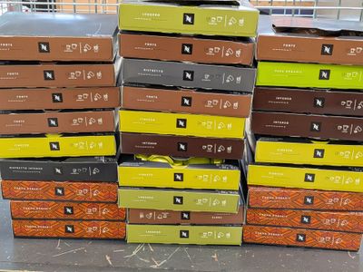 plusieurs boîtes de chocolats empilées les unes sur les autres sur une table