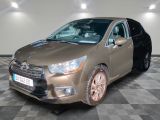 la photo d'une voiture garée dans un garage