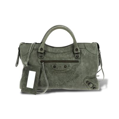 Le sac « bale » est en daim et est muni d'une poignée en métal