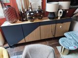 de nombreux vases de styles variés sur le buffet de ce salon