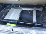 une valise dans le coffre d'une voiture contenant une échelle