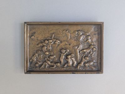 une plaque métallique sur laquelle figure la photo d'un groupe de personnes