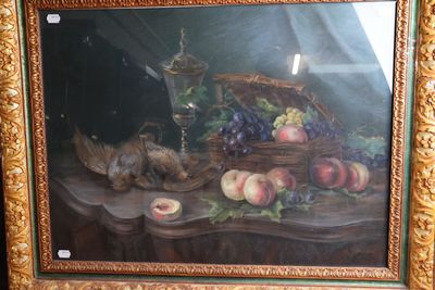 une photo d'un tableau représentant un oiseau et une corbeille de fruits posés sur une table