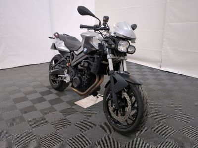 une moto garée sur un sol à damier noir et blanc