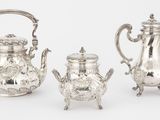 trois pièces de vaisselle, dont une théière, une cafetière et une théière