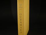 un livre jaune posé sur une table noire