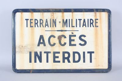 an image of a sign that says terrain miltiare access interdit