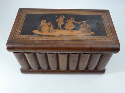 Coffret à système, marqué Souvenirs, en marqueterie 13 x 24 x 13 (clef