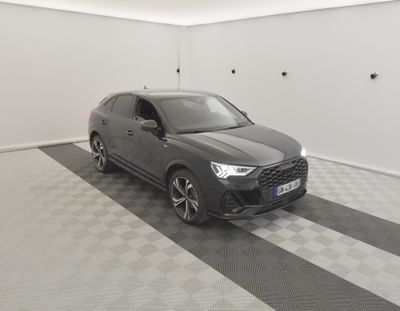la voiture grise est garée dans le garage sur le sol en damier