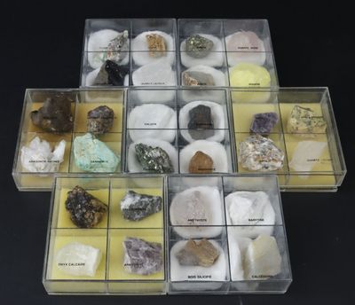une boîte contenant de nombreuses variétés de roches et de cristaux
