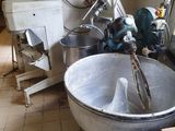 une photo d'une cuisine avec un mixeur et un évier