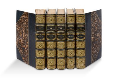 un ensemble de cinq livres superposés
