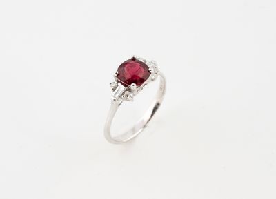 un gros plan d'une bague sertie d'un rubis et de diamants