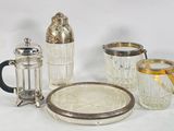 beaucoup d'objets en verre qui se trouvent sur la table