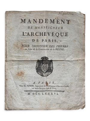 un vieux livre avec une image en noir et blanc d'un blason